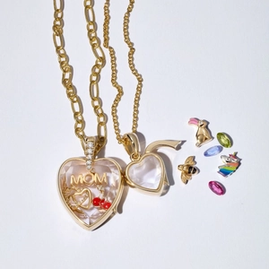 Parure collier médaillon cœur or 18k avec breloques MOM et pendentifs émail colorés