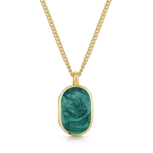 Detalle de collar chapado en oro 18k con colgante ovalado de textura verde y purpurina