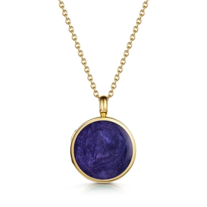 Detalle macro de un colgante redondo de oro de 18k con textura galaxia morada en cadena fina