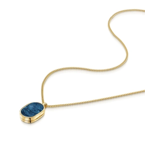 Detalle de un collar chapado en oro de 18k con colgante rectangular de esmalte azul