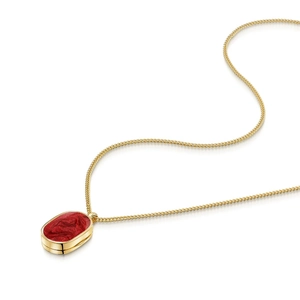 Detalle de cadena de oro de 18k con colgante ovalado de esmalte rojo texturizado