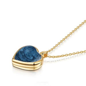 Detalle macro del collar de corazón chapado en oro 18k con esmalte azul brillante