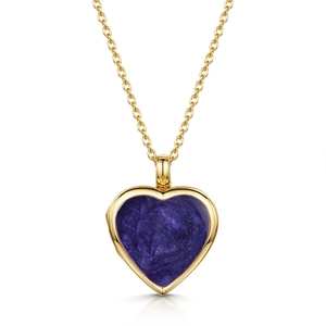 Primer plano de collar dorado 18k con relicario de corazón y esmalte púrpura estrellado