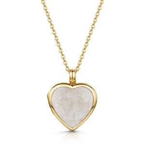 Detalle de colgante de corazón de oro 18k con nácar blanco y cadena fina de eslabones