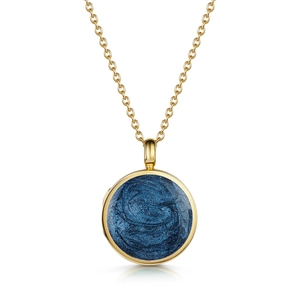 Detalle de un collar dorado con un colgante redondo de esmalte azul profundo estrellado