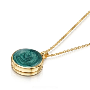 Detalle del medallón redondo bañado en oro de 18k con diseño de esmalte verde remolino