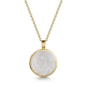 Detalle del colgante de medallón circular en oro de 18k con incrustación de mármol