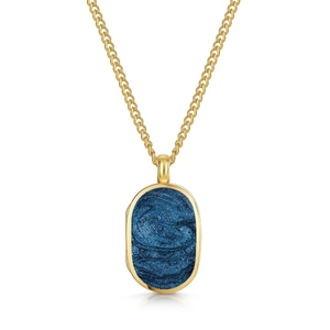Detalle del collar con relicario ovalado dorado e incrustación de piedra azul oscuro