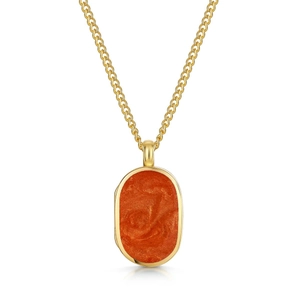 Detalle de un colgante ovalado de oro de 18k con incrustación de resina naranja perlada