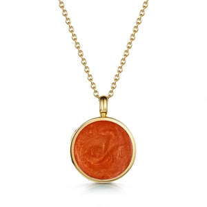 Detalle del collar con colgante redondo de oro de 18k e incrustación naranja brillante y cadena O