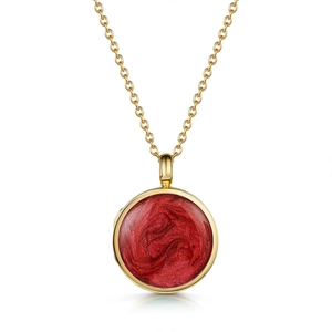 Detalle del collar de oro de 18k con colgante de esmalte rojo en una cadena de eslabones