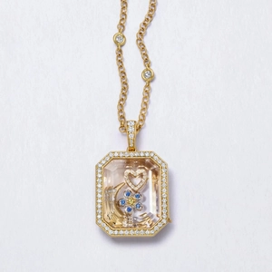 Elegante collar dorado con colgante rectangular engastado con diamantes y charms