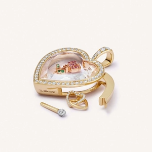 Dettaglio macro del ciondolo a cuore in oro 18K con rosa di gemme e pavé di diamanti