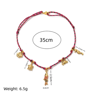 Dettaglio della collana in corda intrecciata con ciondoli marini dorati e lunghezza 35cm