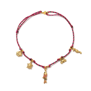 Dettaglio della collana in corda intrecciata con cinque ciondoli marini dorati