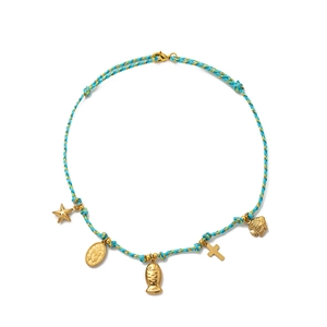 Dettaglio della collana in corda intrecciata con ciondoli dorati a forma di pesce e croce