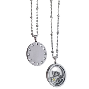 Collar de relicario plateado con texto MOM y dijes de corazón en cadena de bolas