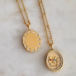 Collar de relicario de vidrio dorado con tema familiar grabado y colgantes brillantes