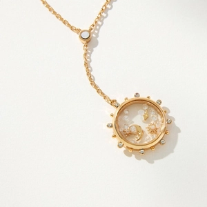 Élégant collier pendentif en or 18 carats avec médaillon transparent et charmes étoilés