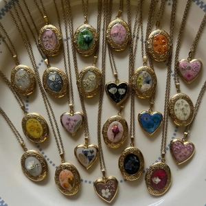 Collana con Medaglione in Rame con Fiori Secchi Vintage per Donna Ciondolo con Fiori Pressati in Resina Cuore Ovale Regalo Gioielli