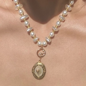 Collana di perle vintage con ciondolo a medaglione ovale dorato e dettaglio rosa in rilievo