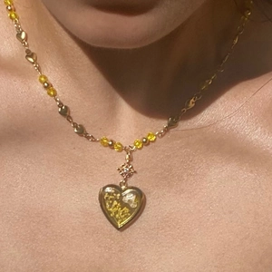 Collana medaglione cuore vintage con fiori secchi gialli e catena di perle dorata