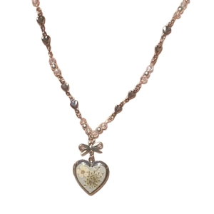 Collana in oro rosa con catena a cuore e ciondolo a medaglione con fiori secchi bianchi