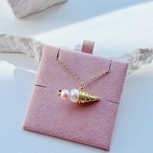 Mehrlagige Perlenkette mit rosa Eishörnchen-Anhänger und diamantbesetzter Schnalle
