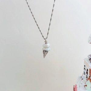 Detail eines Eistüten-Anhängers mit Doppelperlen und silberner Kette für Damen