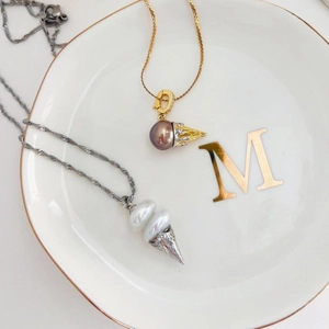 Elegante mehrlagige Perlen-Eiswaffel-Halskette mit diamantbesetztem Anhänger