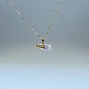 Detailansicht der Eistüten-Halskette mit Perlen und goldener Kette für Damen