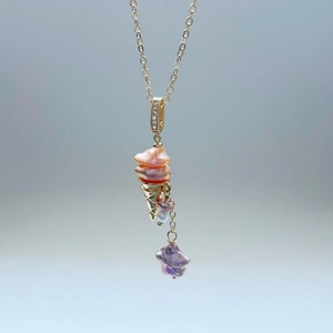 Detail des Eistüten-Anhängers mit Barockperlen und diamantbesetzter Öse an einer Goldkette