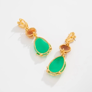 Detail von Vintage Gold-Ohrringen mit birnenförmigen grünen Steinen und Bernsteinakzenten