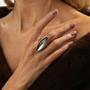 Anello a catena di serpente argento con grande pietra acrilica grigio fumo marquise