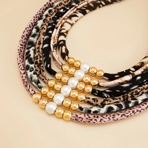 Luipaardprint stoffen choker ketting met gouden kralen en witte imitatieparels