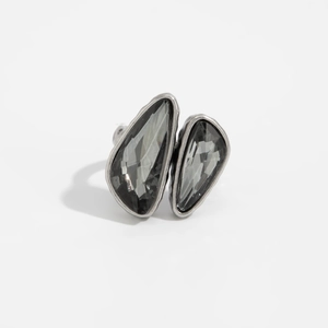 Dettaglio anello argento vintage con due pietre acriliche grigie a goccia