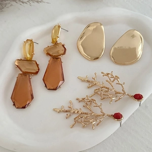 Exaggerated Gold Alloy Metallic Irregular Geometric Stud Earrings Amber Resin Gemstone Dangle Earrings With Stainless Steel Earring Post For Women Fashion Jewelry