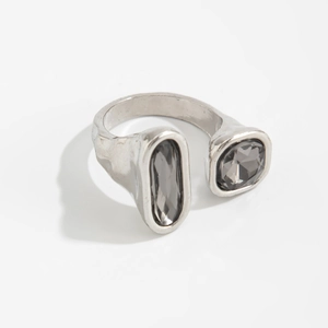 Dettaglio anello in argento regolabile con pietre grigie sfaccettate e texture naturale