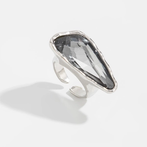 Vista dettagliata dell'anello geometrico argento con cristallo acrilico grigio scuro