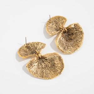Detailansicht goldener Ginkgoblatt-Ohrringe mit strukturierter radialer Oberfläche