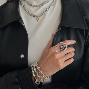 Collier de perles irrégulières avec pendentif cœur et bague sertie de pierre fine