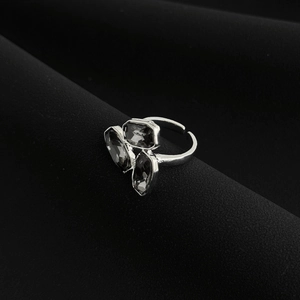 Dettaglio del bracciale regolabile in metallo argento con tre cristalli geometrici grigi