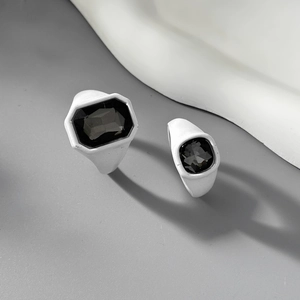 Macro di anelli bianchi opachi con incastonatura di pietre preziose grigio scuro