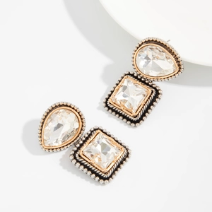 Détails de boucles d'oreilles vintage avec cristaux carrés et monture en métal bicolore doré