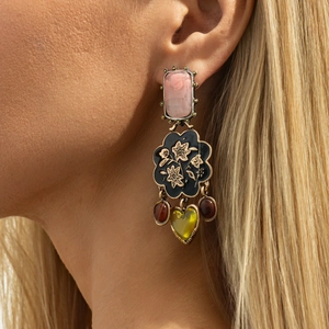 Gros plan de boucles d'oreilles rétro en résine colorée avec fleurs et pendentifs cœur