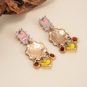 Vue détaillée du dos des boucles d'oreilles dorées vintage avec résine géométrique
