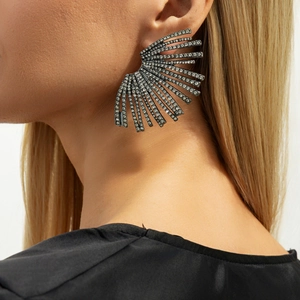 Gros plan de boucles d'oreilles noires en forme d'éventail avec cristaux sur un mannequin