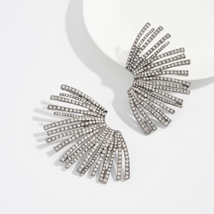 Détail des boucles d'oreilles en éventail noir avec design aile en strass brillants