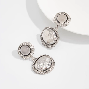Vue détaillée de boucles d'oreilles rétro en alliage avec strass et cabochons gris