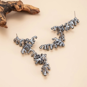 Vue détaillée de boucles d'oreilles pendantes artistiques en métal noirci